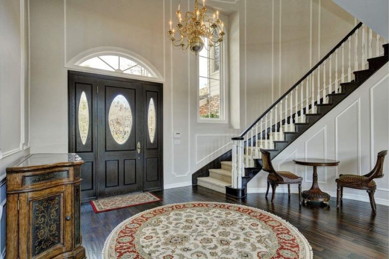 Dispone di grandi scalinate