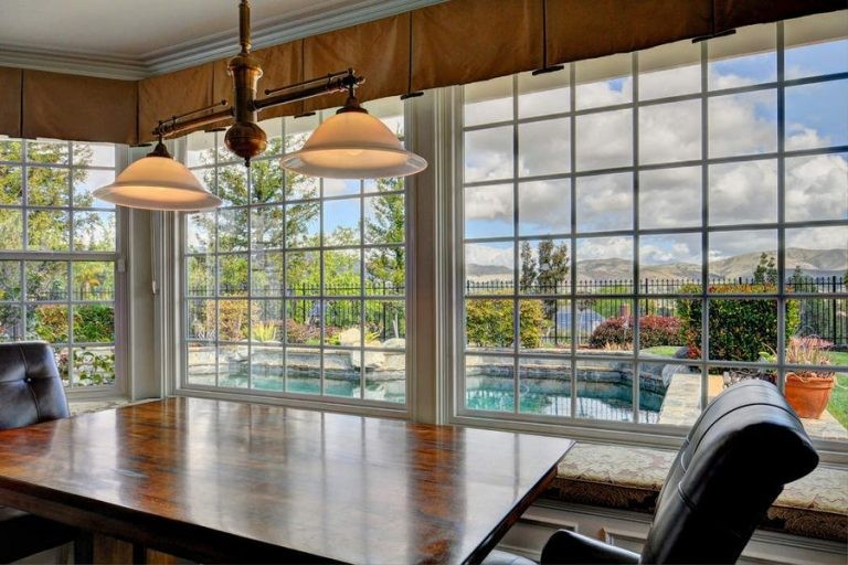 Le grandi vetrate permettono di vedere l'esterno