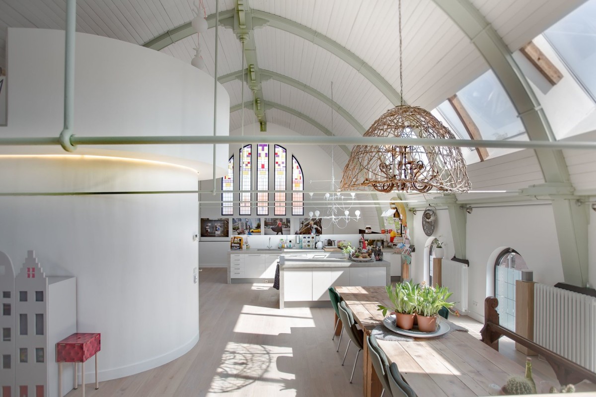 La casa con effetto “wow”: da chiesa degli Anni ‘20 ad abitazione con sorpresa all’interno