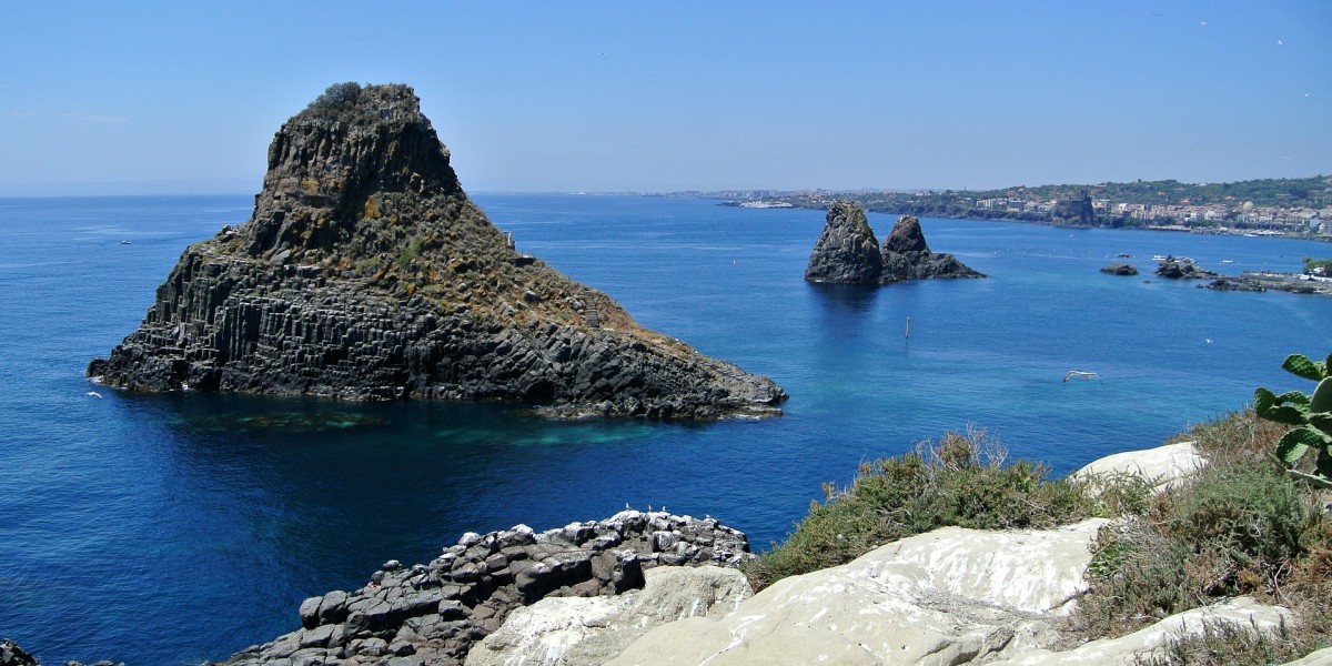 1. Aci Trezza: borgo siciliano tra passato e futuro Aci Trezza: borgo siciliano tra passato e futuro