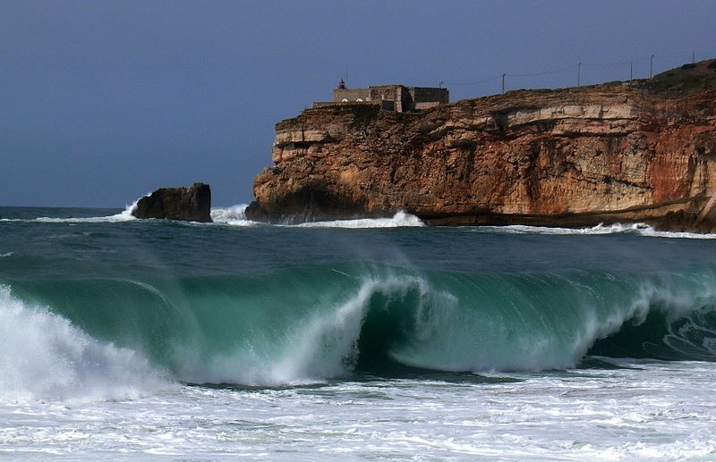 3. Nazaré: il paese delle onde più alte del mondo Nazaré: il paese delle onde più alte del mondo