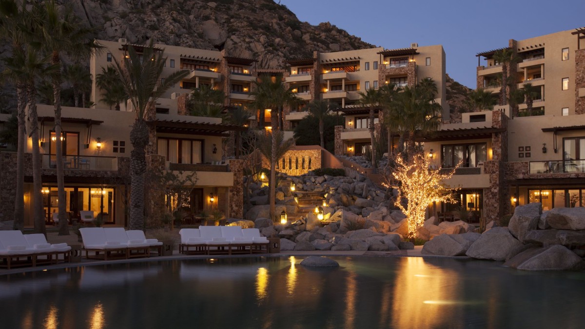 Aspetto dell'hotel durante la notte