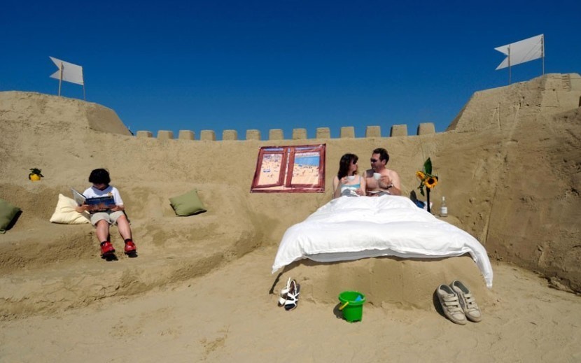 Una coppia e i suoi figli si alloggiano nell'hotel