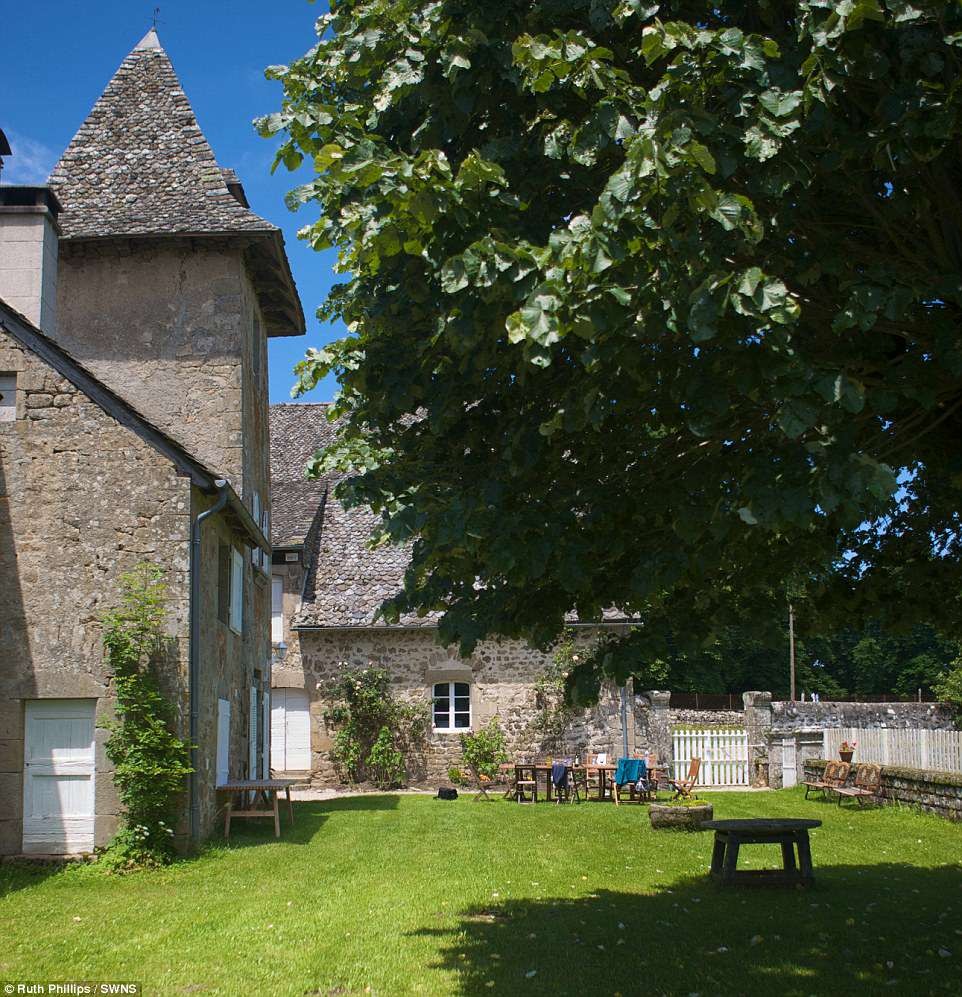 4c4e7d1f00000578-5735191-image-m-39_1526470525170