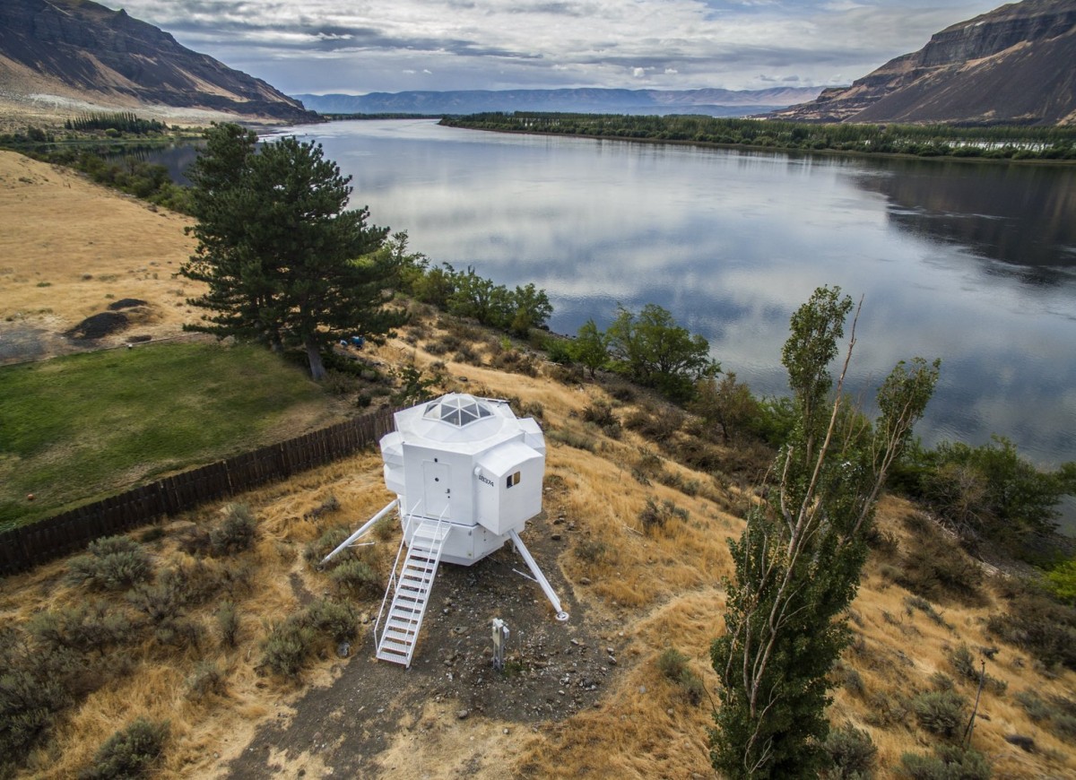 lunar_lander_tiny_home_space_kurt_hughes_designboom_9