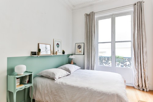 Curtains should be light and bright / Claire Clerc