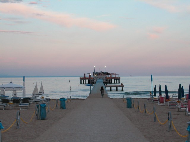 The beach at Lignano Sabbiadoro / Wikimedia commons