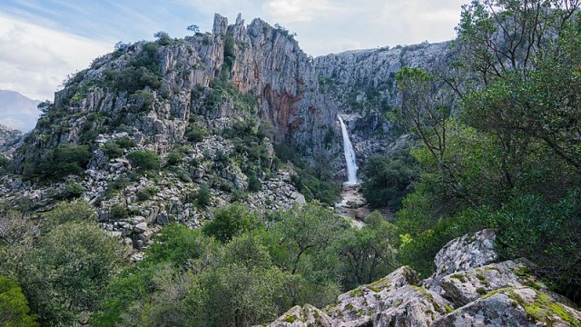 Badesee inmitten einer Schlucht / Wikimedia commons