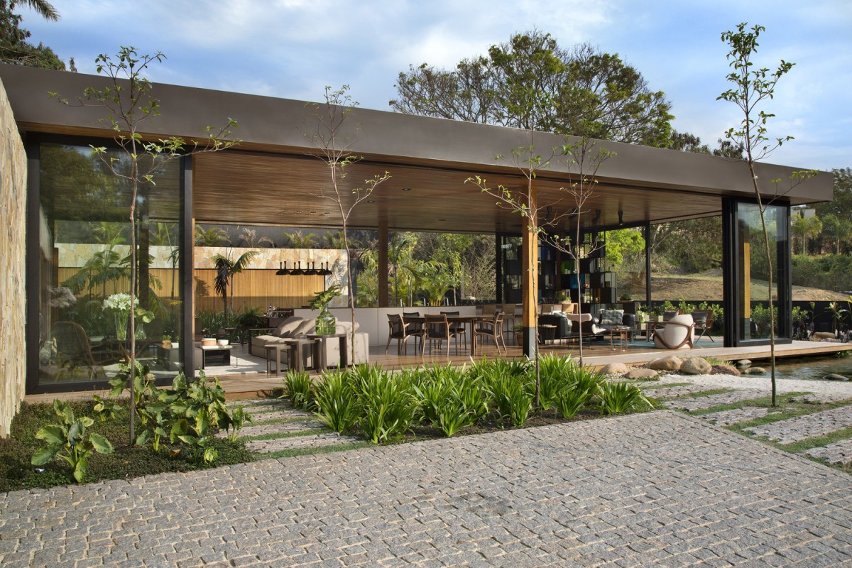 Una casa che si fonde con la natura in Brasile