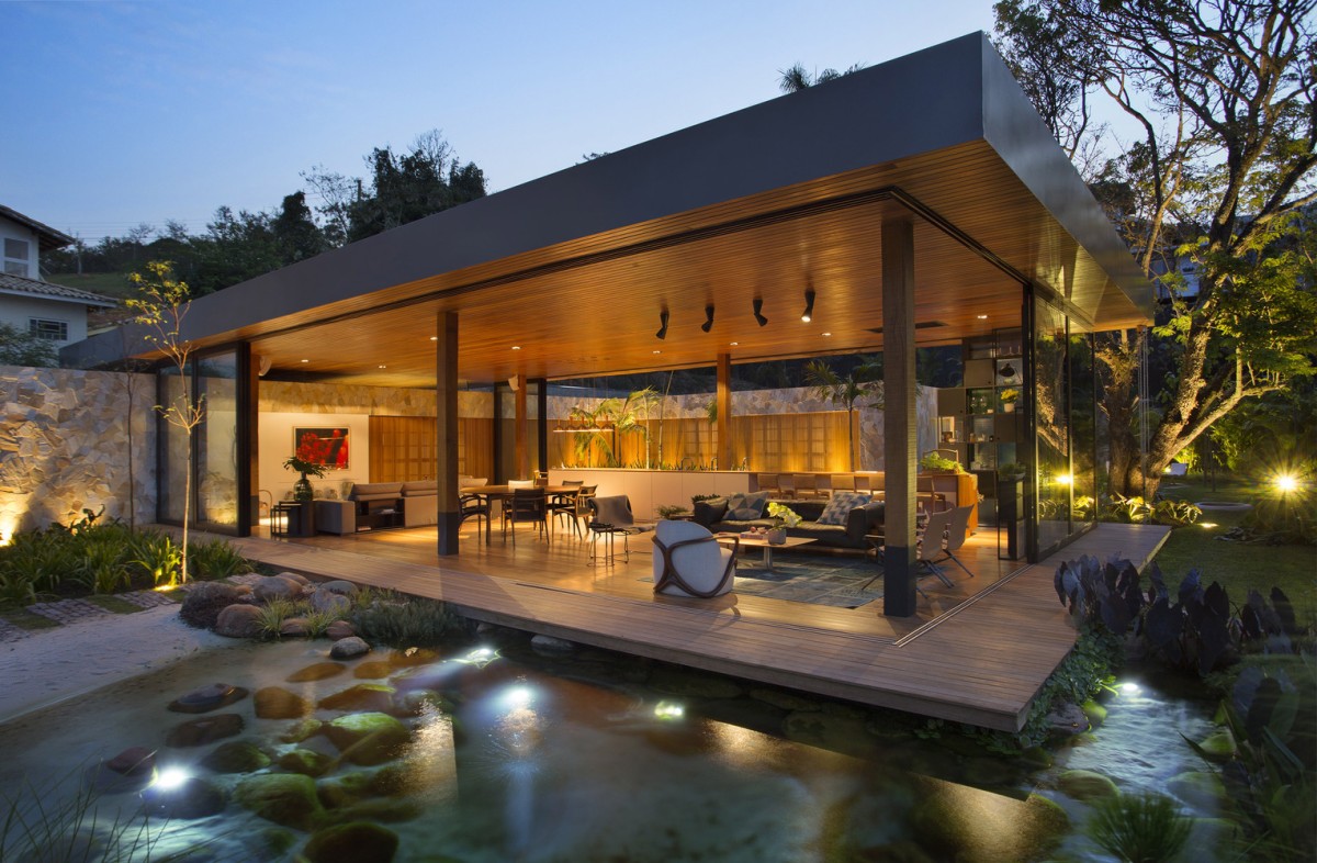 Una casa che si fonde con la natura in Brasile