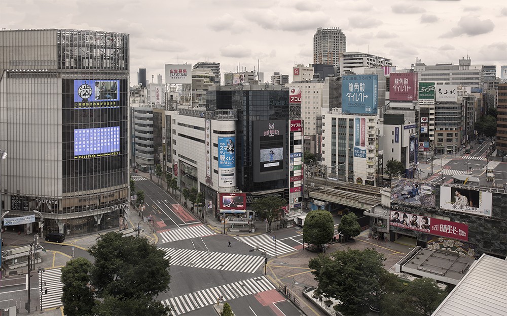 Insolite immagini di Tokyo: ecco l’incrocio più trafficato del mondo... completamente deserto