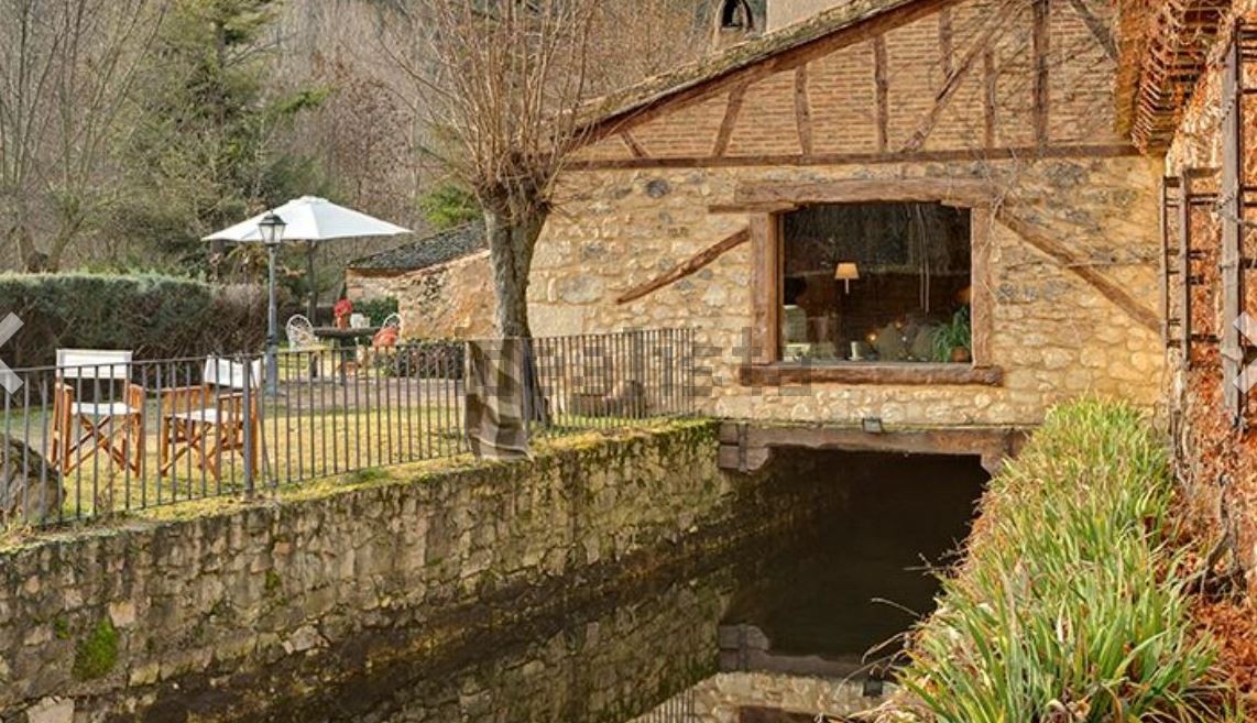 Un vecchio mulino a Segovia trasformato in una spettacolare casa di campagna