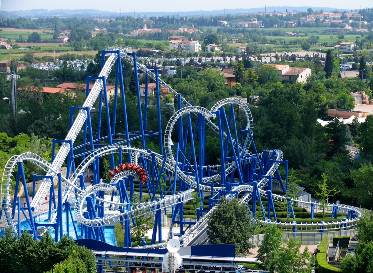 La montaña rusa Blue Tornado / Wikimedia commons