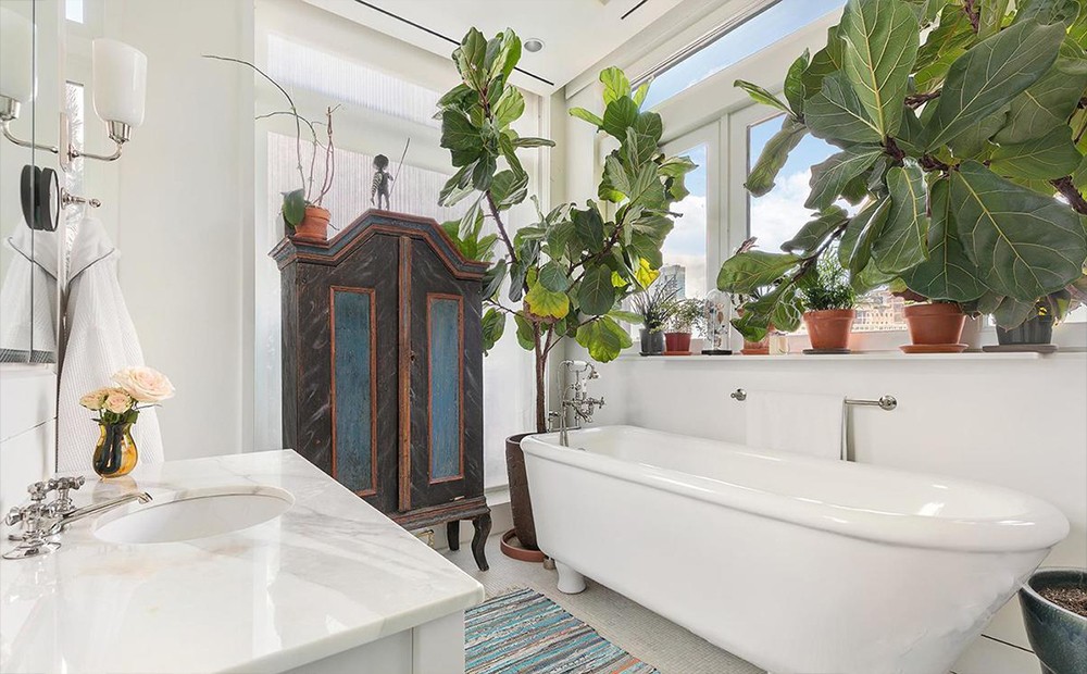 Una vasca distaccata dalla doccia