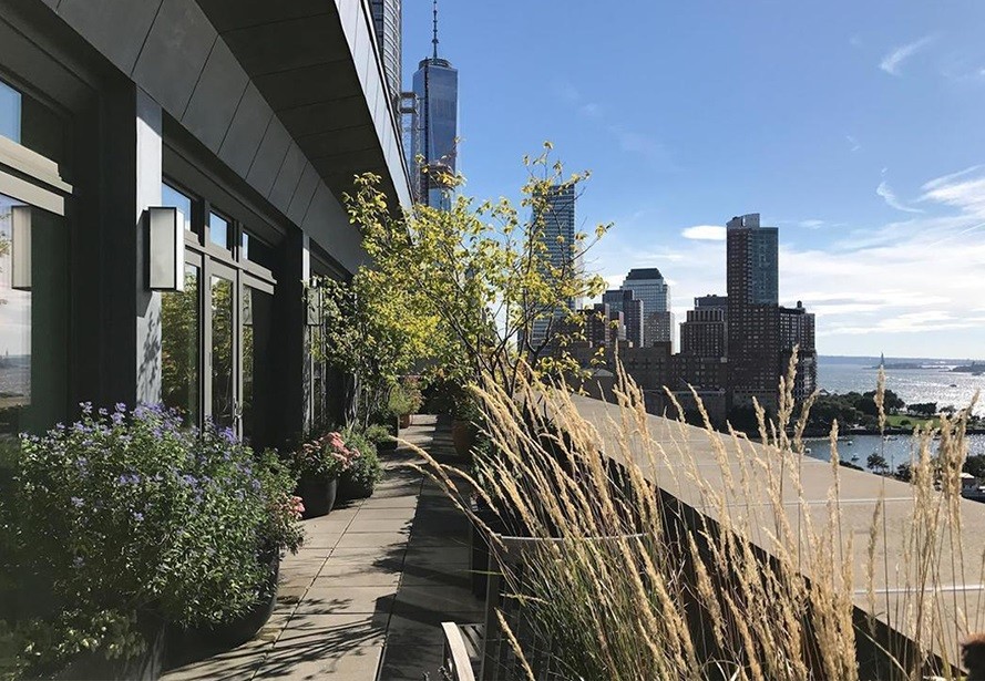 Vista sul mare e sui grattacieli