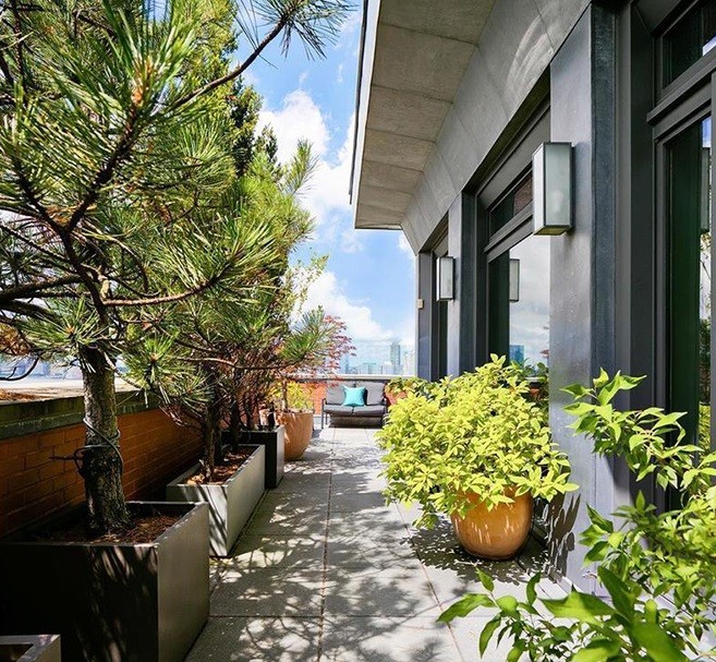 Una zona relax tra le piante