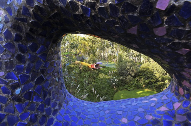 Edificio immerso nella natura