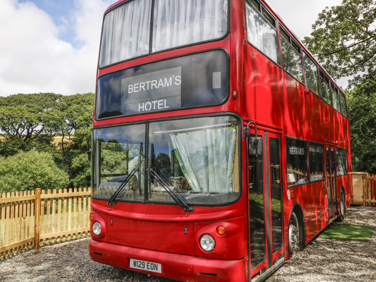 Un bus inglese è stato trasformato in un hotel ispirato ai romanzi di Agatha Christie