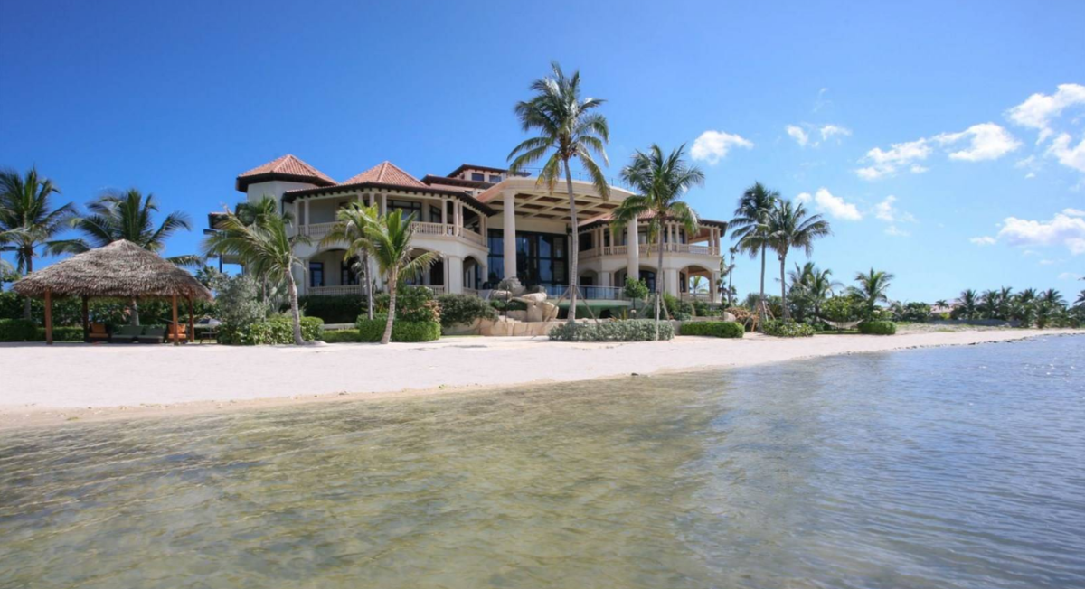 Alle Cayman c’è un castello sulla spiaggia che si affaccia sul Mar dei Caraibi 