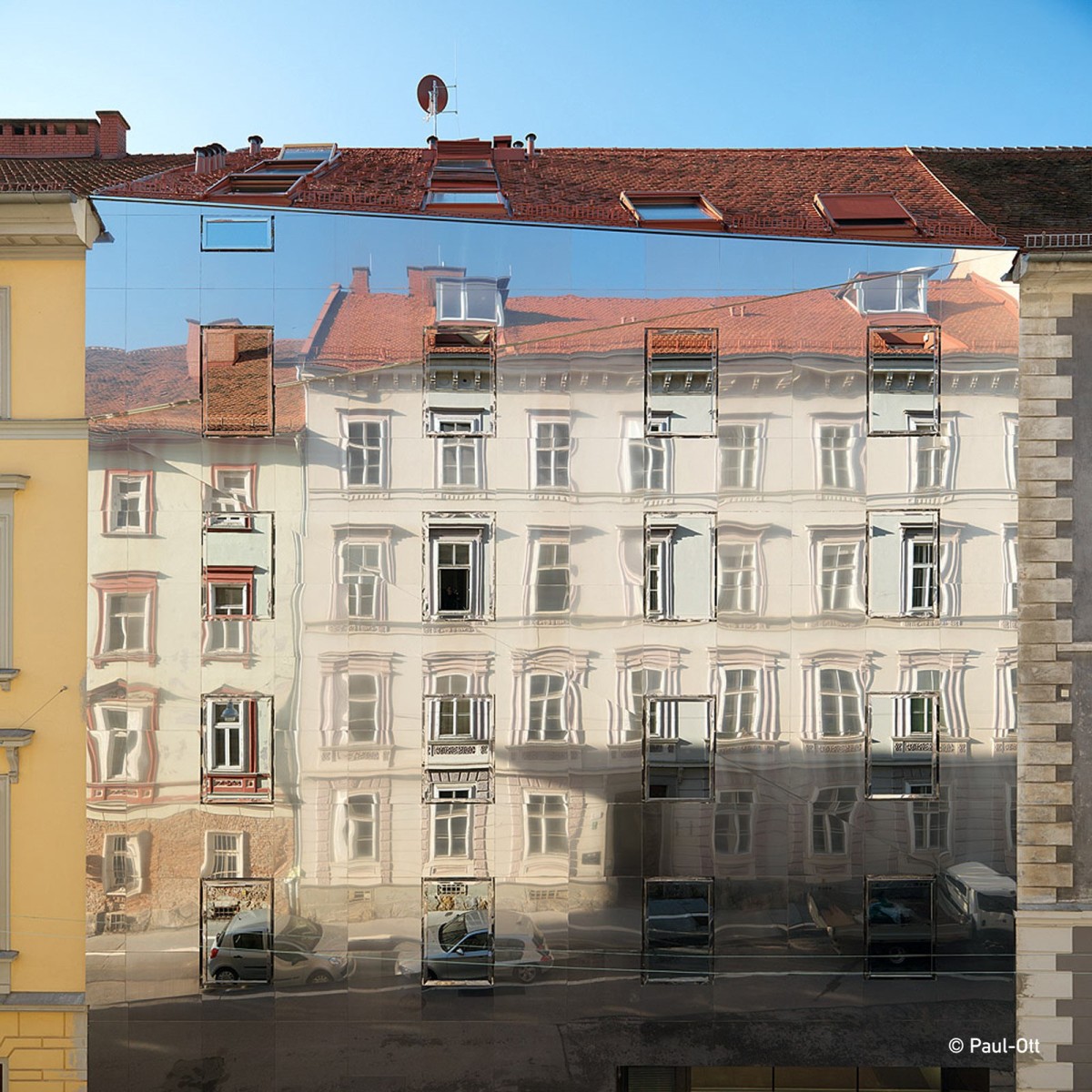 Un riflesso del Patrimonio dell’Umanità La casa è rivestita di acciaio inossidabile che riflette l'edificio vicino