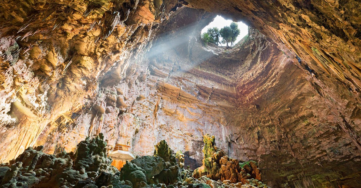 Descobre as maravilhas das grutas de Itália Descobre as maravilhas das grutas de Itália / grottedicastellana.it