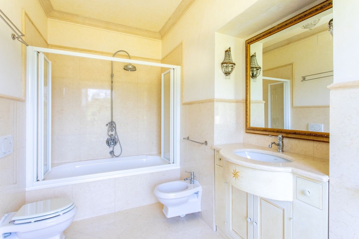 De badkamers hebben een moderne inrichting De badkamers hebben een moderne inrichting