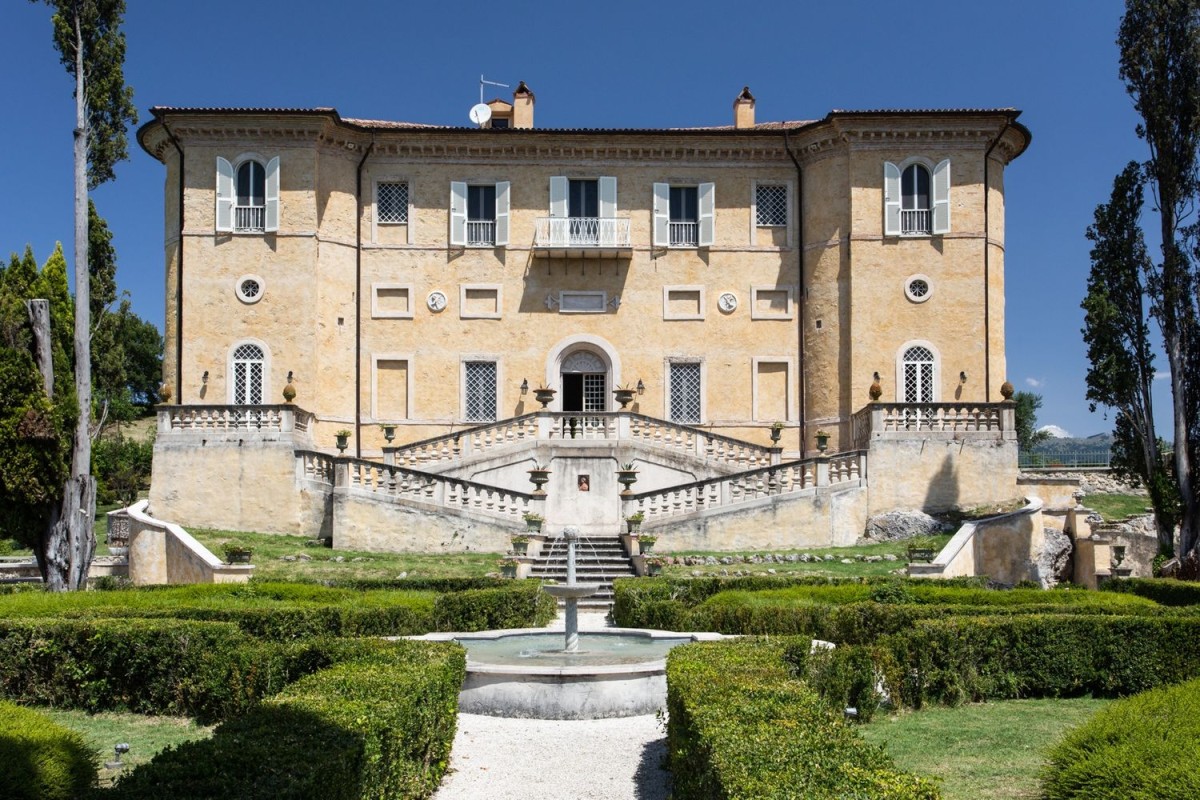 Villa met 3 verdiepingen in Midden-Italië Villa met 3 verdiepingen in Midden-Italië