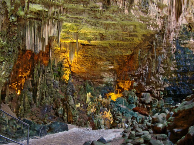 Interior mágico e colorido da gruta Interior mágico e colorido da gruta / Wikimedia commons
