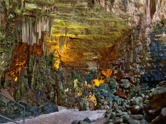 Magical, colourful cave room / Wikimedia commons