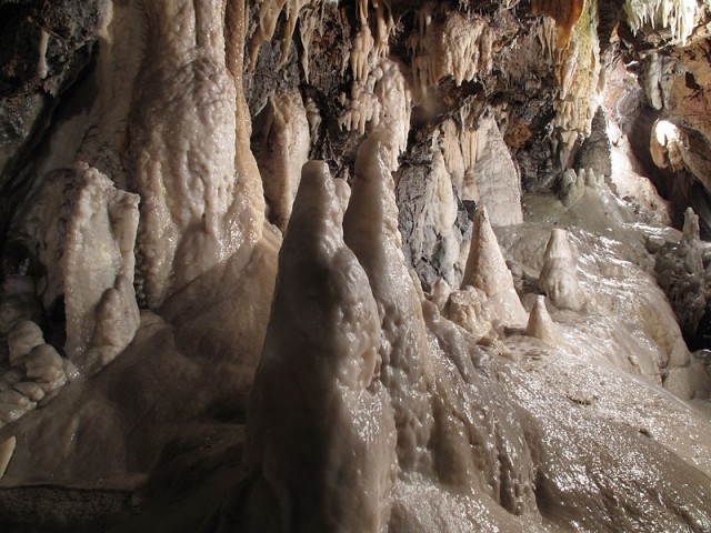 Stalagmity i stalaktyty są tworzone przez wodę / Wikimedia commons