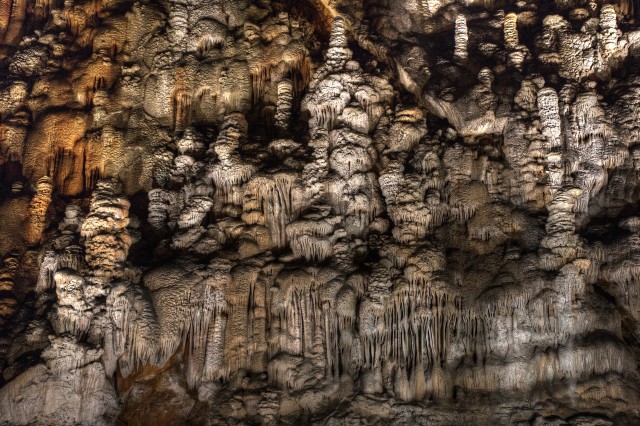 Giant rock formations in the Enormous cave / flickr.com/photos/damescalito/14092917096/