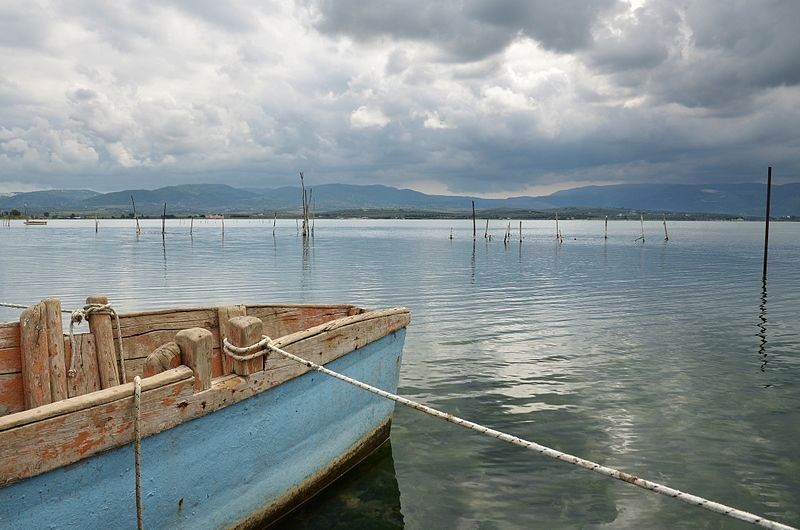 Barco atracado en el Lago Varano / Wikimedia commons