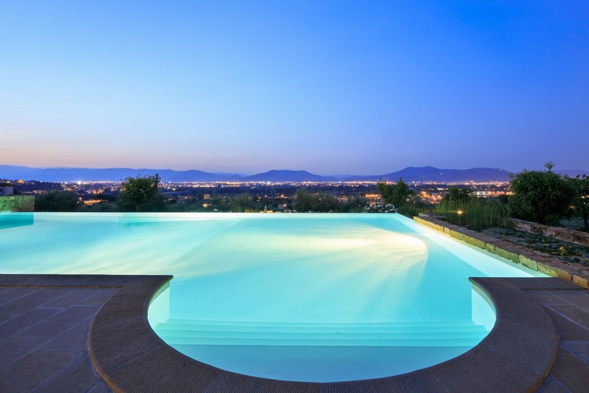 Vistas de la piscina de noche