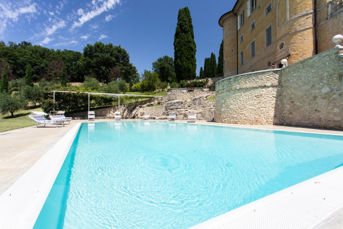 Der direkt am Haus gelegene Swimmingpool garantiert Entspannung