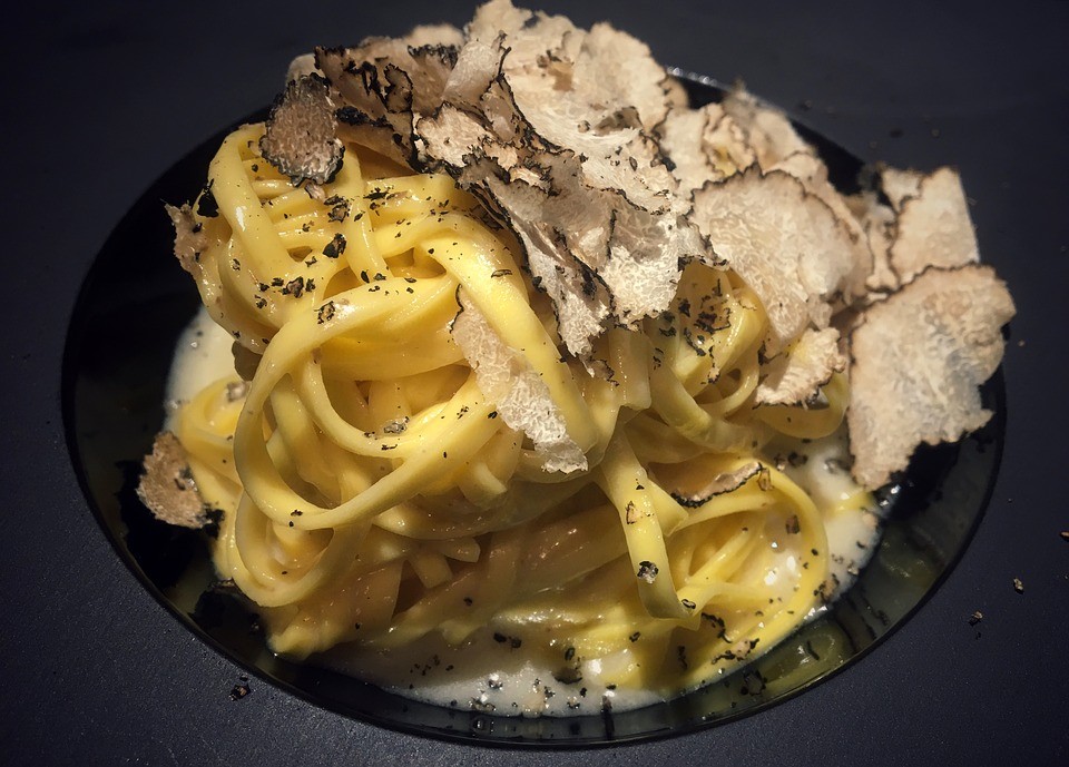 Homemade pasta with truffle / Pixabay