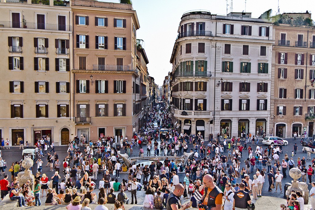 Condotti Street, busy and fashionable street in Rome / Flickr