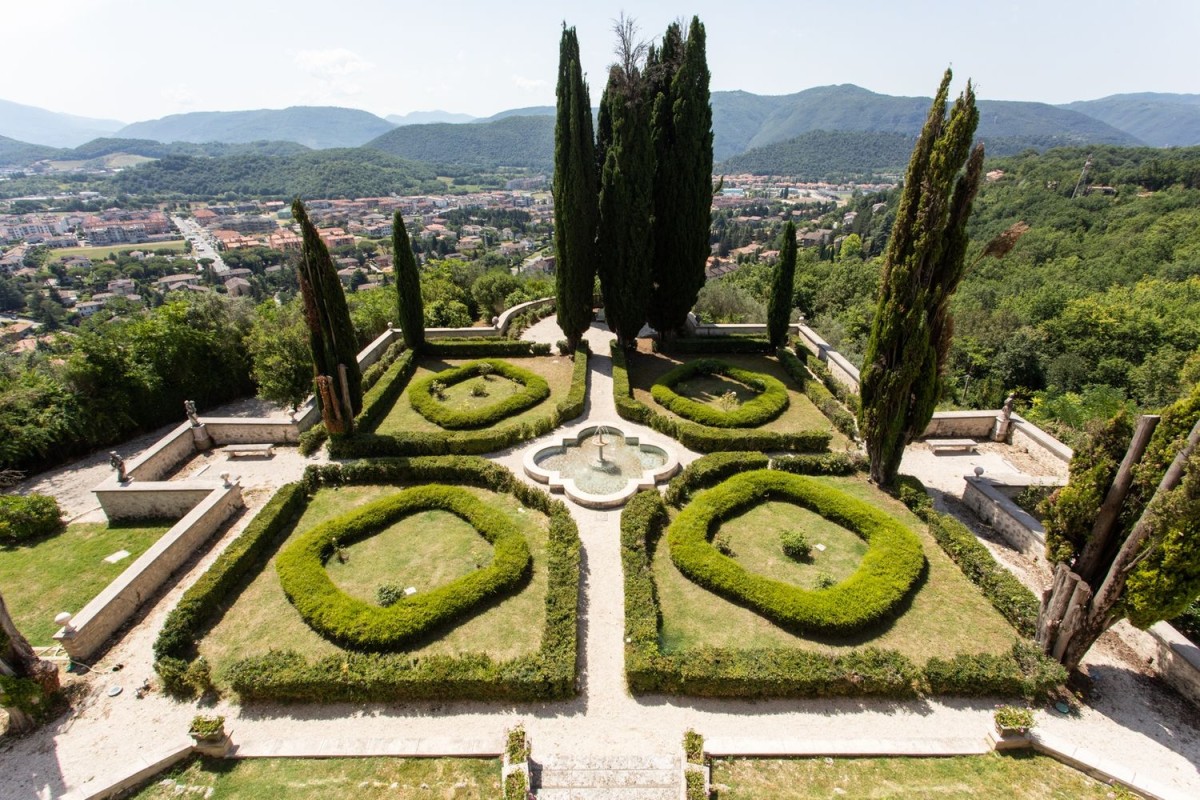 Das Anwesen verfügt über einen Landschaftsgarten und bietet einen atemberaubenden Ausblick