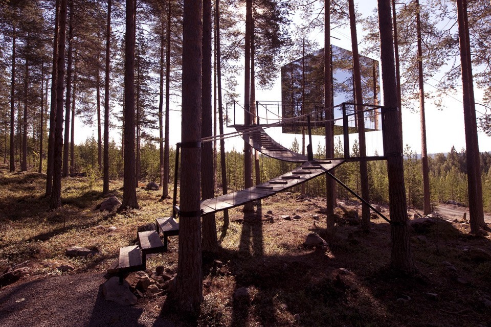 Un hotel che si nasconde tra gli alberi Si chiama Mirrorcube