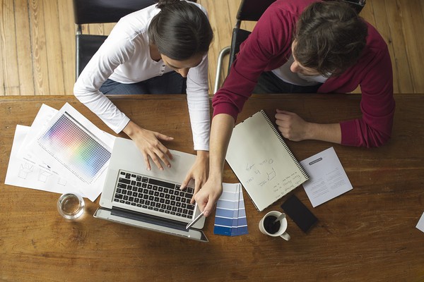 Spese casa, quanto sborsano single e coppie