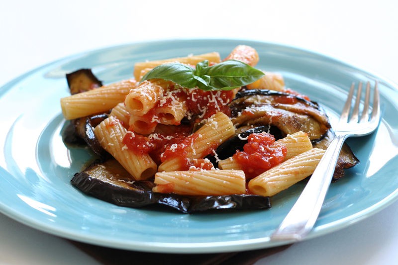 Sicilian pasta with aubergines and tomato / Flickr