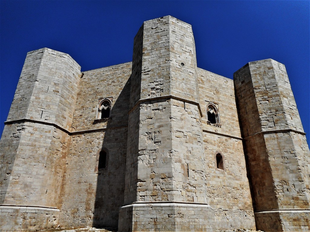 Un castillo famoso por su plano octagonal con 8 torres / Flickr