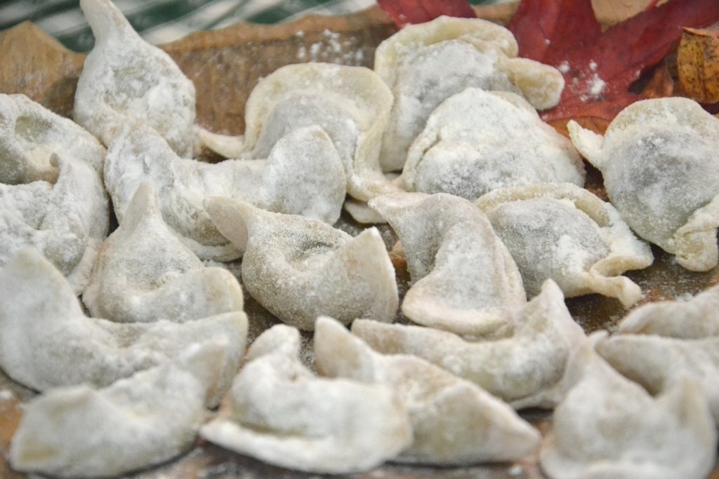 Cjalsons lub cjalzons są typowymi ravioli z Carnia / Nonnapaperina Cjalsons lub cjalzons są typowymi ravioli z Carnia / Nonnapaperina