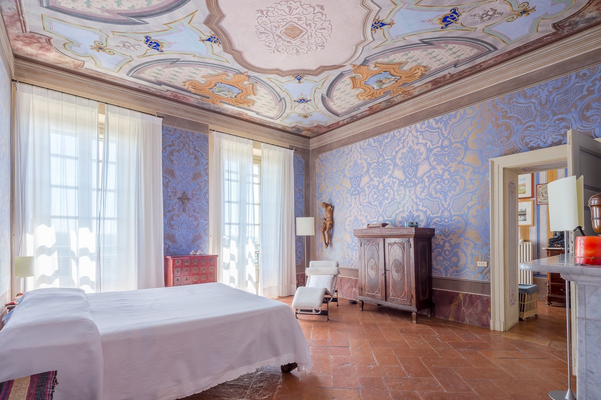 Slaapkamer met een prachtig plafond