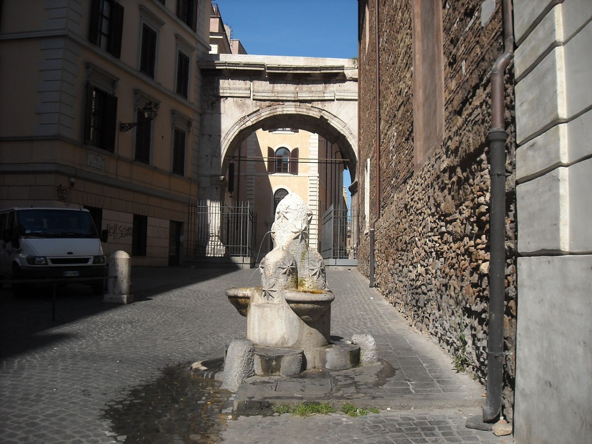 The Arch of Gallieno, near Suburra / Wikimedia commons