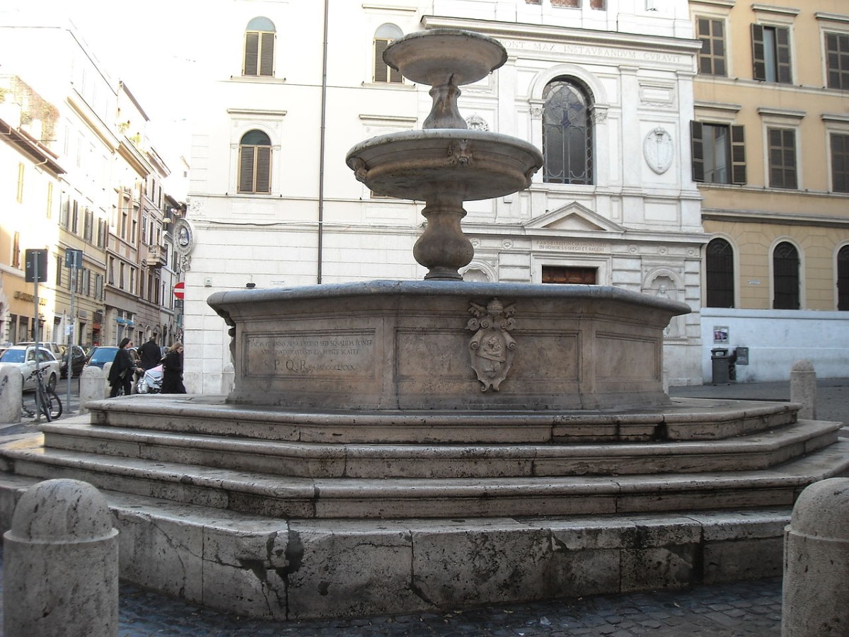 Monti's 'piazzetta' is the focal point for nightowls and families / Wikimedia commons