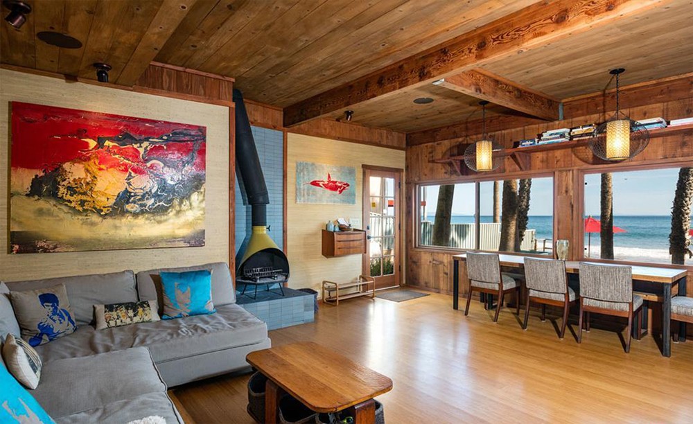 L'arredo è il linea con i colori dell'esterno