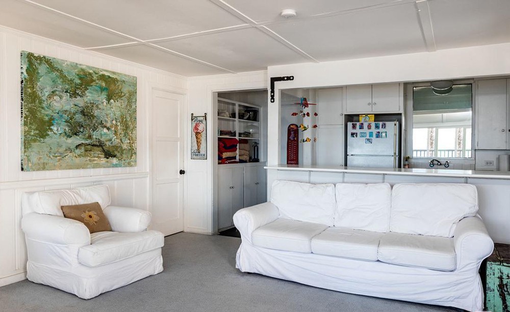 L'arredo predilige il bianco