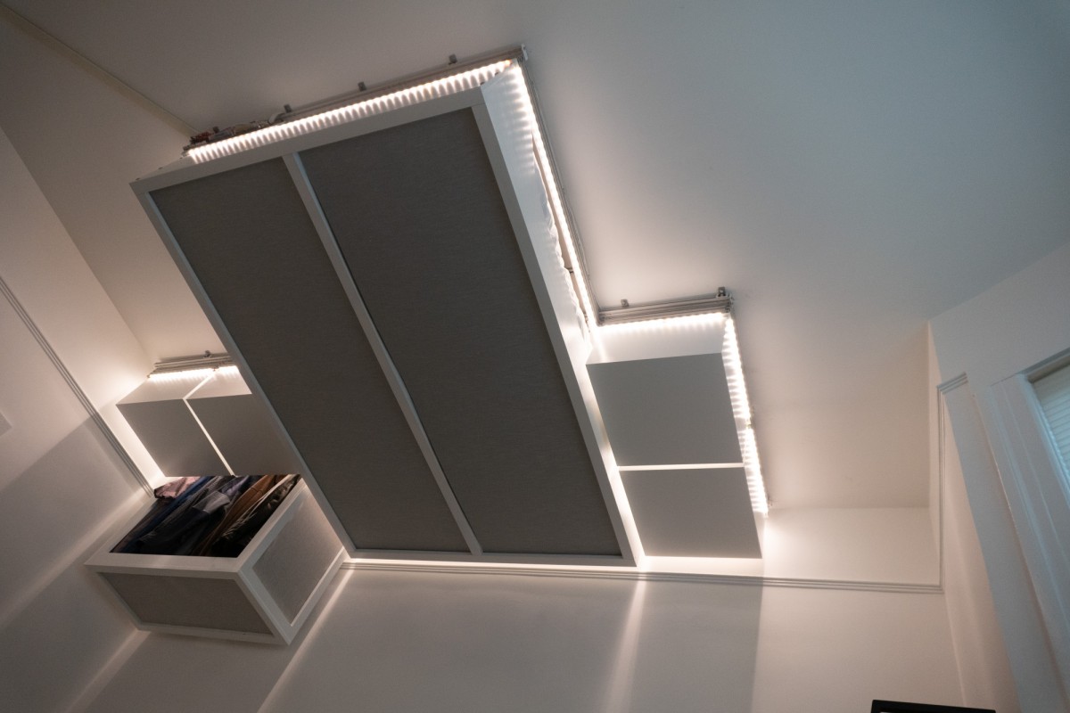 L'ingegnosa maniera di risparmiare spazio in casa: collocare i mobili e il letto sul tetto 