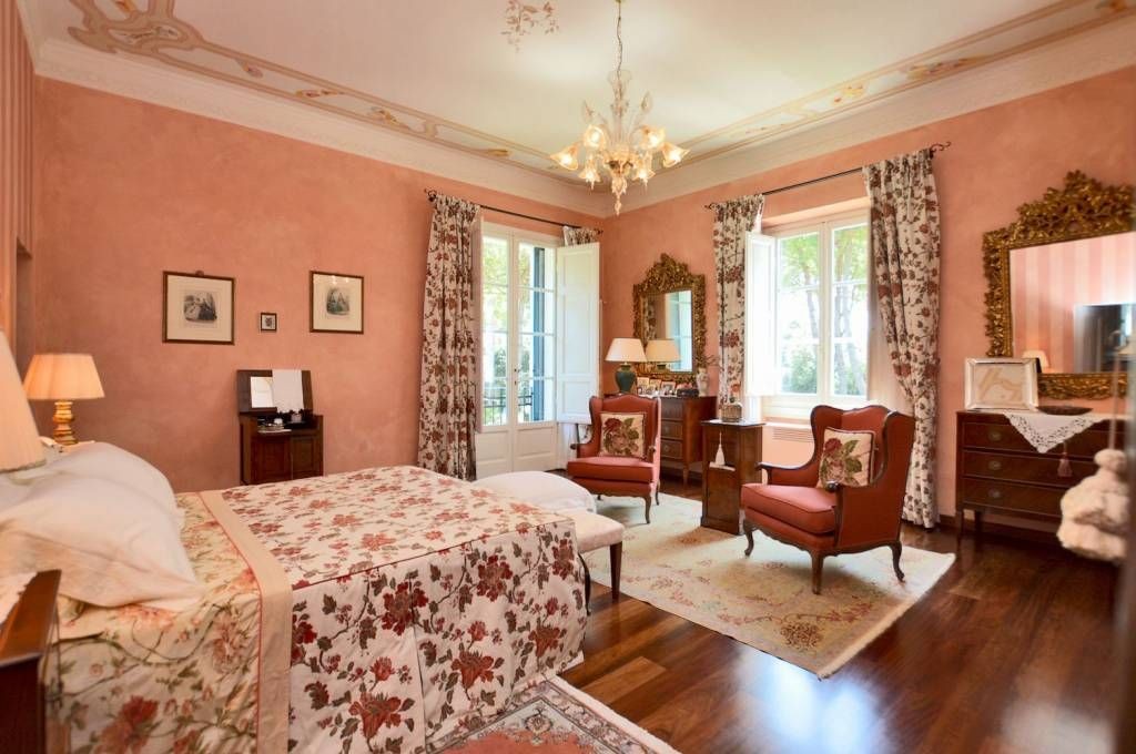 Die Schlafzimmer verbinden traditionelle italienische Elemente mit modernem Komfort