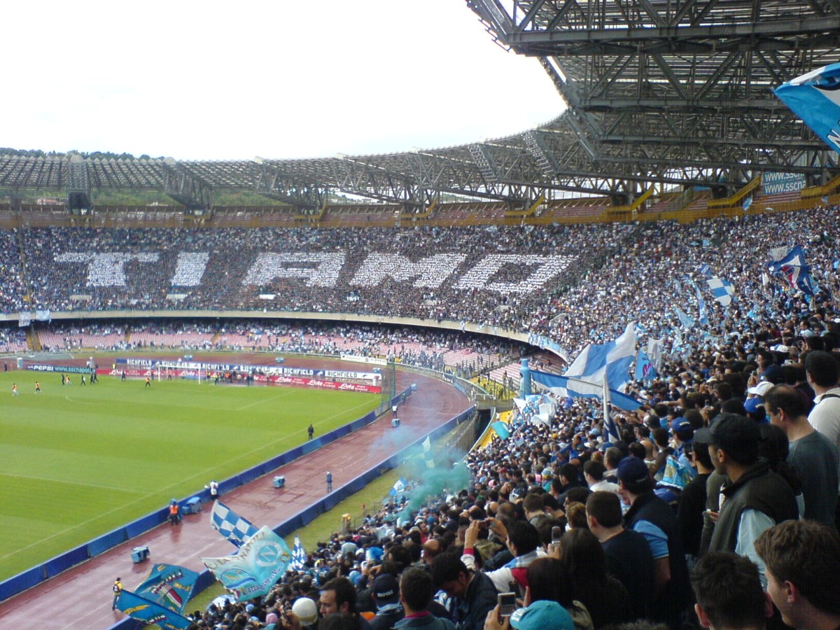 Blick auf das Stadion von San Paolo und seine Fans, Neapel / Wikipedia